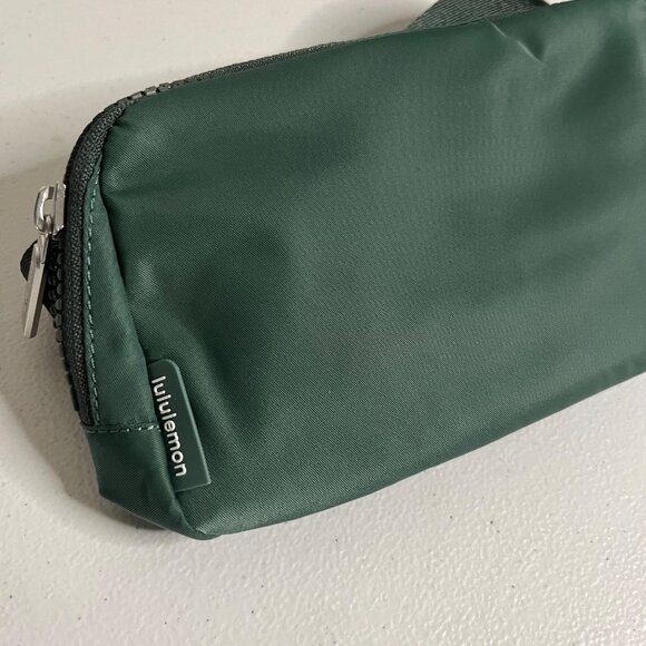 Lululemon Athletic Everywhere Belt Bag 1L NWT Medium Forest / Dark Forest - Picture 3 of 5